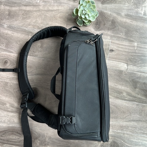 LOWEPRO black sling camera bag - EUC - Picture 5 of 15